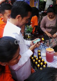 Jokowi membeli minuman segar buah pidada sebanyak 10 botol.