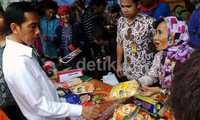 Jokowi melihat stand yang menjual kue kering.