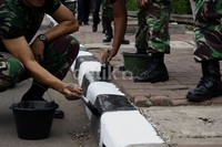 Selain melakukan pengecatan, juga dilakukan pembetulan pembatas yang rusak. Lamhot Aritonang/detikFoto.