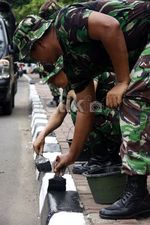 TNI Cat Pembatas Trotoar