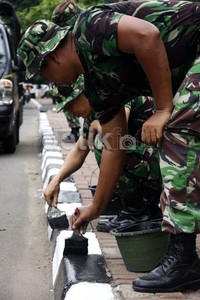 Pengecatan tersebut dilakukan sepanjang jalan Rasuna Said, Kuningan, Jakarta. Lamhot Aritonang/detikFoto.