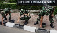 Warna pembatas yang telah pudar, kembali dicat. Lamhot Aritonang/detikFoto.