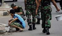 Warga turut membantu proses pengecetan. Lamhot Aritonang/detikFoto.