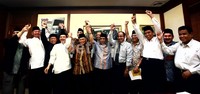 Said Aqil Siradj dan sejumlah ormas Islam saling bergandengan tangan seusai memberikan keterangan.