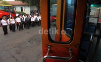Puluhan pramudi yang mengenakan kemeja putih dan celana kain hitam itu berorasi dan berteriak.
