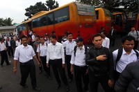 Para pramudi PT JET ini belum menerima gaji bulan Mei dan Juni 2013 lalu, Rp 1,5 juta. Kemudian rapelan gaji akibat kenaikan Upah Minimum Provinsi (UMP) dari Rp 1,5 juta menjadi Rp 2,2 juta juga belum dibayarkan. Rapelan itu adalah Rp 700 ribu per bulan sejak Januari 2013.