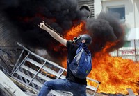 Para polisi yang mencoba membubarkan pendemo mendapat perlawanan. Demonstran melawan dengan menggunakan batu dan bom molotov untuk bertahan. REUTERS/Murad Sezer.