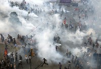 Aksi-aksi demo besar-besaran telah berlangsung di Istanbul, Ankara, Izmir, Mugla, Antaly dan banyak kota lainnya di Turki sejak 31 Mei lalu. Sejumlah tuntutan disampaikan demonstran. Salah satunya mengenai protes warga atas rencana pemerintah untuk mengeluarkan aturan pembatasan penjualan alkohol. REUTERS/Umit Bektas.