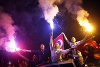Para demonstran juga menyerukan pengunduran diri Erdogan, yang dituding berupaya menjadikan Turki sebagai negara Islam. REUTERS/Dado Ruvic.