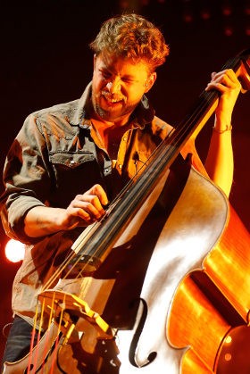 Pemain Bass Operasi Otak, Mumford & Sons Tunda Tur Amerika