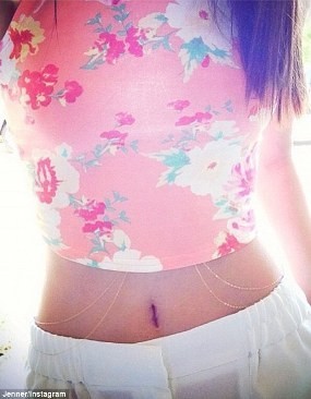 Artis-artis Ini Pamer Perut Berhias Rantai