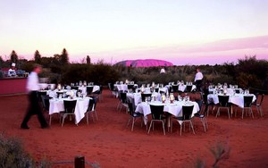 Hotel Ini Tawarkan Sensasi Makan Malam Romantis di Pedalaman Australia