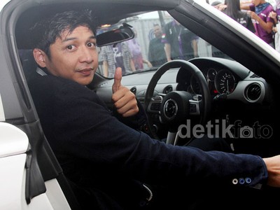 Mobil Sport Putih Kesayangan Pasha Ungu