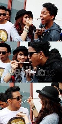 Momo menyuapkan kue ulang tahunnya untuk para member. Gusmun/detikFoto.