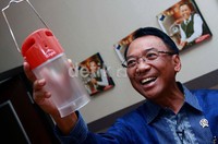  Di lampu itu terdapat panel surya berukuran 2 1/2cm x 2 1/2cm yang bisa menampung energi dari matahari.