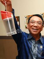 Jero Wacik Pamer Lampu Hemat Energi