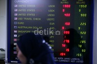 Mata uang Paman Sam itu sempat menembus posisi tertingginya hari ini di Rp 10.020 setelah itu mulai menurun secara bertahap. Saat ini dolar AS berada di level Rp 9.950.