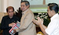 Presiden SBY menerima buku LHP-LKPP 2012 dari Ketua BPK Hadi Purnomo. (Abror Rizki/Setpres).
