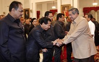 Presiden SBY yang didampingi Wapres Boediono menyalami pimpinan BPK. (Abror Rizki/Setpres).