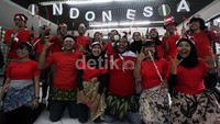 Suporter Indonesia tampil semenarik mungkin untuk memompa semangat atlet Indonesia.