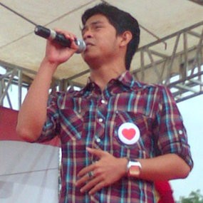 Cakra Khan Hibur Pendukung Rido di Lapangan Tegallega