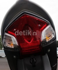 Lampu depan, lampu sein dan lampu belakang mencerminkan gaya modern sporty khas Yamaha.