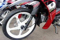 Force tampil dengan velg racing sporty.