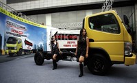 Dua orang model berpose dengan Mitsubishi Colt Diesel FE 71 L. Disokong mesin 4D34, Mitsubishi Colt Diesel FE 71 L yang sudah diperkuat dengan turbocharger dan intercooler mampu menghasilkan tenaga maksimum hingga 110 PS.