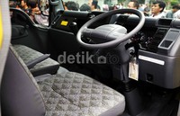 Interior Mitsubishi Colt Diesel FE 71 L. Dengan hadirnya Mitsubishi Colt Diesel FE 71 L, maka Si Kepala Kuning kini memiliki 11 varian.