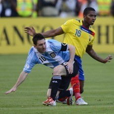 Argentina Diimbangi Ekuador, Messi Kecewa