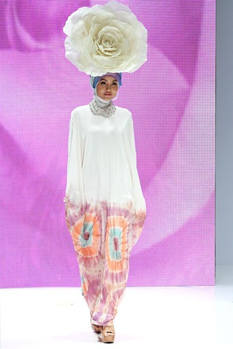 Jakarta, Indonesia - 02 Juni 2013. Dian Pelangi Ramadhan Rose. Indonesia Islamic Fashion Fair 2013 at Jakarta Convention Center. Senayan, Jakarta. [Foto: Mohammad Abduh/Wolipop]