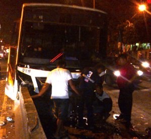 Akibat Rem Blong, Bus Hajar Beton Pembatas Jalan di Semarang
