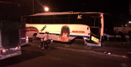 Akibat Rem Blong, Bus Hajar Beton Pembatas Jalan di Semarang