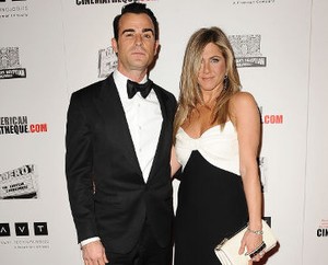 Terlalu Sibuk, Jennifer Aniston dan Justin Theroux Tunda Pernikahan