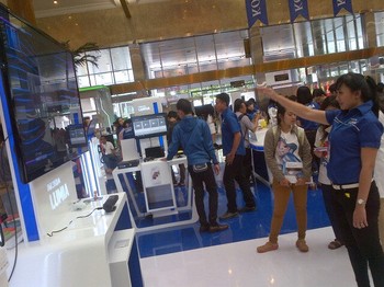 Di booth Nokia, pengunjung selain bisa menjajal dan mendapatkan penawaran harga khusus untuk ponsel terbaru Lumia, juga bisa santai sejenak sambil menjajal permainan Kinect yang disediakan.