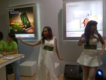 Di booth Nokia, pengunjung selain bisa menjajal dan mendapatkan penawaran harga khusus untuk ponsel terbaru Lumia, juga bisa santai sejenak sambil menjajal permainan Kinect yang disediakan.