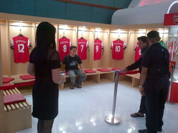 Sementara Telkomsel, tak cuma menawarkan produk-produk telekomunikasi terbarunya, juga membuka lapak khusus bagi penggemar sepakbola. Telkomsel sendiri menjadi official telecom partner untuk kedatangan Arsenal ke Indonesia.