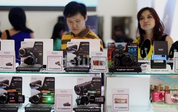Ratusan kalangan usaha mulai dari perusahaan teknologi raksasa seperti Sony, Samsung, dan Toshiba, hingga pemain lokal seperti Advan, Zyrek, dan kalangan usaha kecil turut meramaikan FKI 2013.