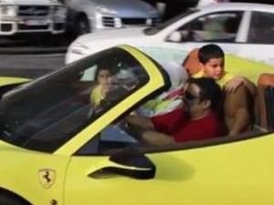 Ferrari 458 Spider Ngangkut 5 Orang