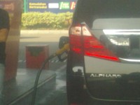 Tertangkap basah, mobil premium sedang minum premium. Padahal di Premium ada subsidi untuk rakyat. (Foto pembaca).