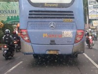 Awak bus ini mungkin bermaksud baik memperingatkan pengguna jalan lain tentang kondisi bisnya. (Foto Stevy)