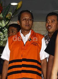 Deddy Kusdinar keluar gedung KPK didampingi kuasa hukumnya, Rudi Alfonso. Lamhot Aritonang/detikFoto.