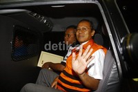     Dengan dikawal petugas Deddy Kusdinar langsung dibawa ke ruang tahanan KPK yang ada di lantai bawah. Lamhot Aritonang/detikFoto.
