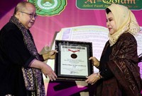 Penghargaan itu diberikan oleh Jaya Suprana dari MURI kepada Ketua Umum Yayasan Institut Ilmu Quran Jakarta, Hj. Harwini Joesoef.