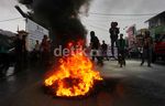 Mahasiswa Bakar Ban Tolak Kenaikan BBM