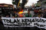 Mahasiswa Bakar Ban Tolak Kenaikan BBM