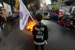 Mahasiswa Bakar Ban Tolak Kenaikan BBM