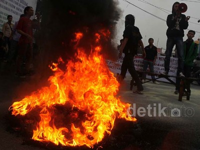 Mahasiswa Bakar Ban Tolak Kenaikan BBM