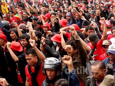 Tolak BBM Naik, Ratusan Buruh Demo DPR