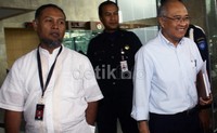 Bambang Widjojanto memdampingi Kuntoro Mangkusubroto saat meninggalkan gedung KPK. Lamhot Aritonang/detikFoto.